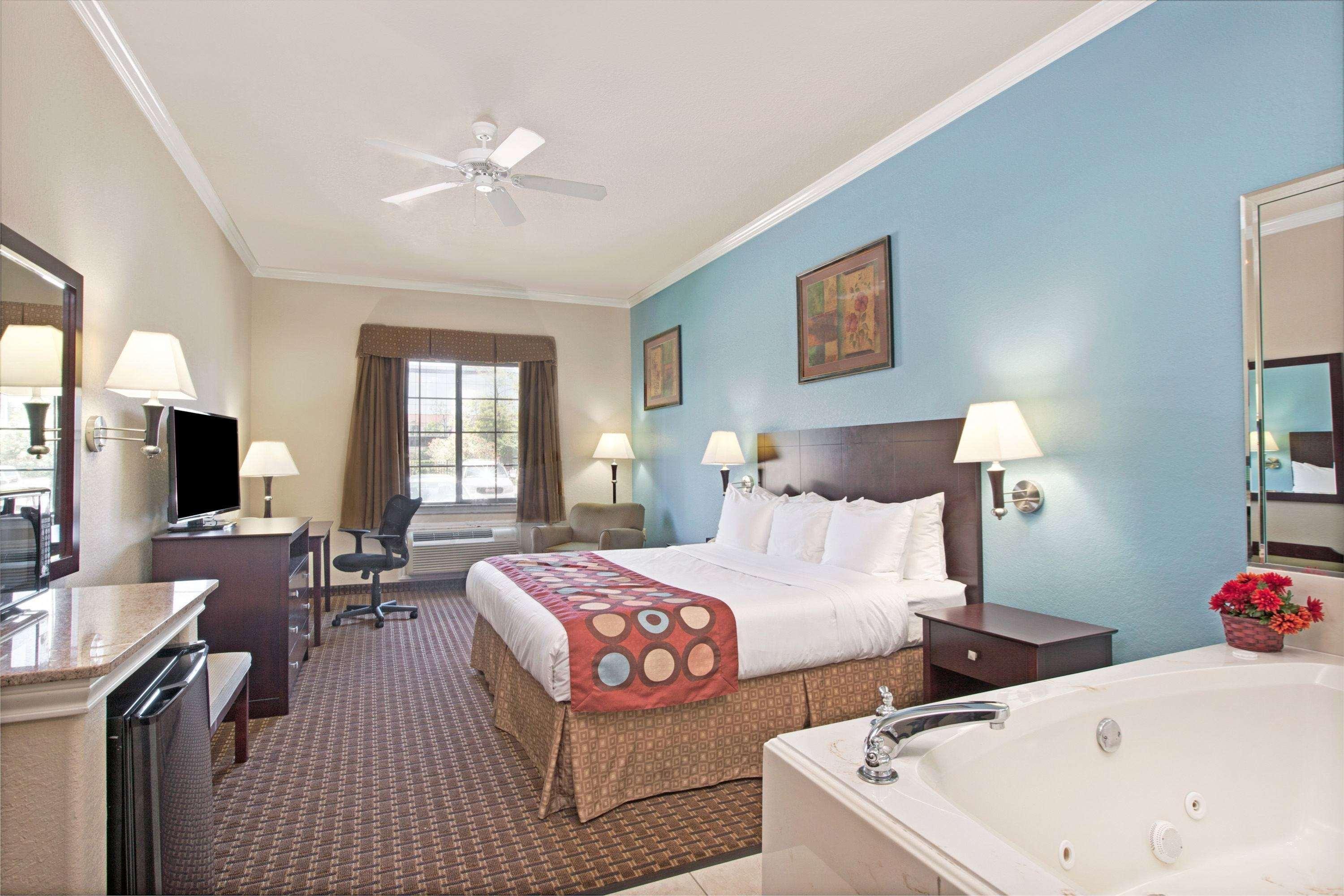 Super 8 By Wyndham Iah West/Greenspoint Aldine Exterior foto